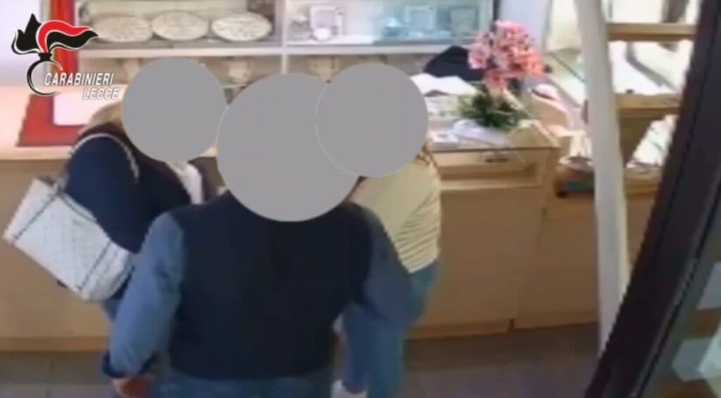 Furto in gioielleria a Lequile: arrestate due donne