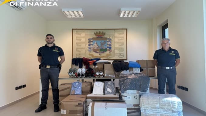 Gdf sequestra 600 capi contraffatti in noto outlet: segnalate due persone