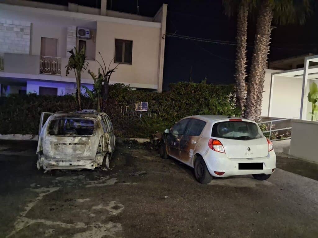 Notte di fuoco tra Parabita e Matino: tre auto distrutte dalle fiamme, una danneggiata