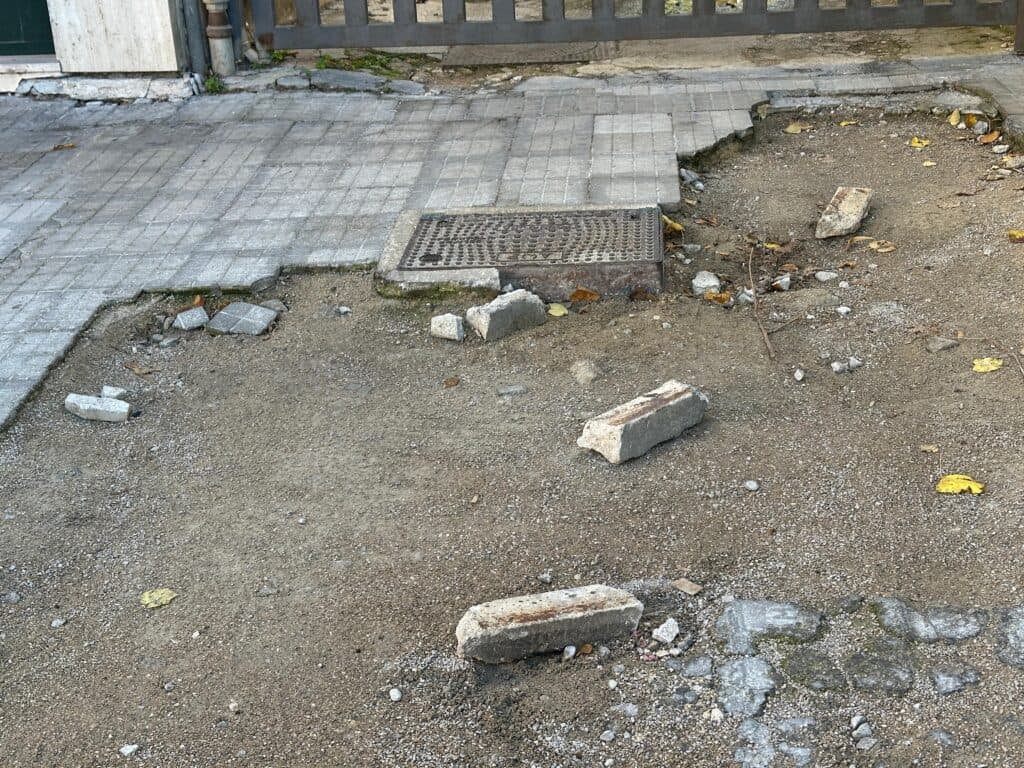 Marciapiede-trappola in viale Oronzo Quarta