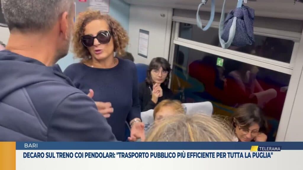 Decaro sul treno coi pendolari: "Trasporto pubblico più efficiente per tutta la Puglia"