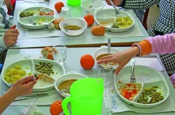 Gallipoli, stop alla mensa scolastica per chi non è in regola con i pagamenti: "È vergognoso"