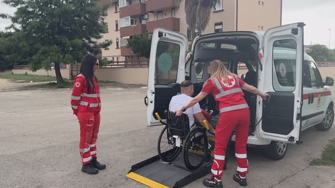 Ragazzo disabile rimasto a piedi, la Croce Rossa “soccorre” Romeo