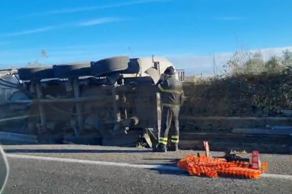 Tir si ribalta sulla SS613: conducente in ospedale con codice arancione