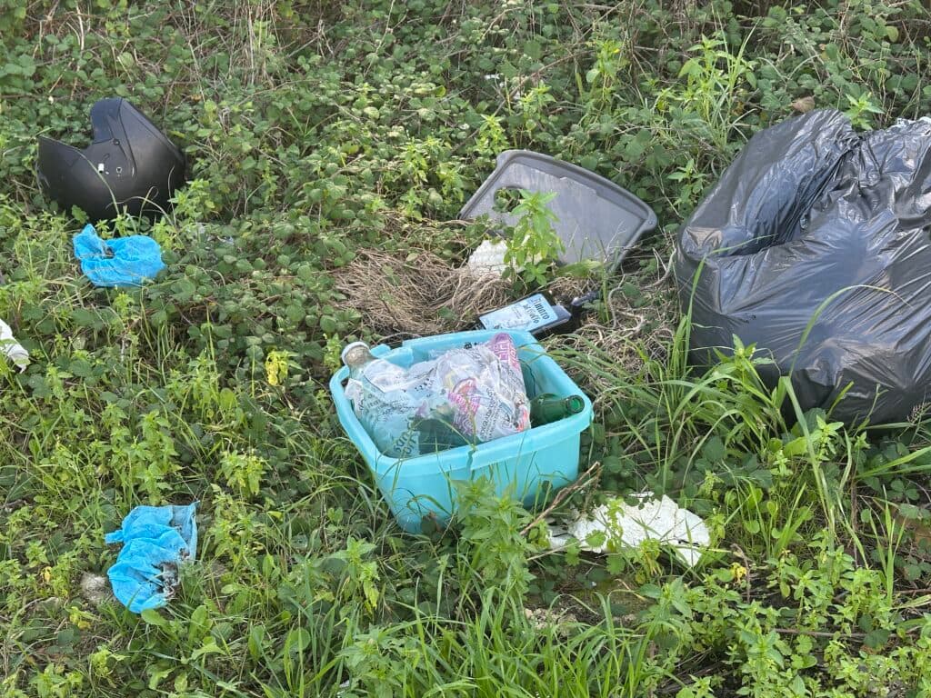 A Lecce, in via Vecchia Carmiano, la campagna è stata trasformata in un cimitero di rifiuti