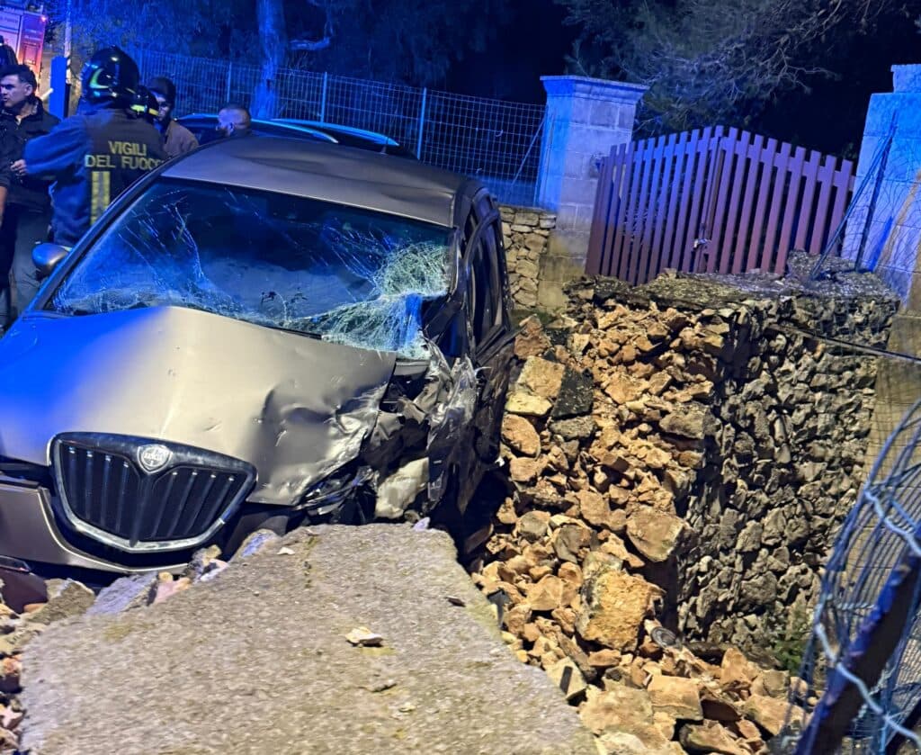 Auto finisce contro un muretto sulla Neviano-Tuglie: ferite due ragazze