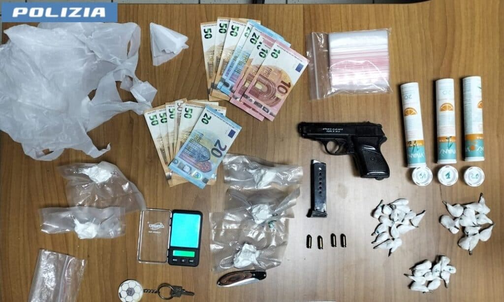 Nascondeva cocaina e pistola clandestina in casa: in manette un 44enne