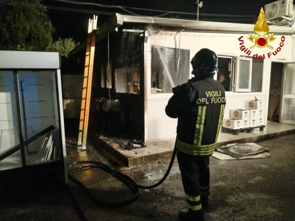 Incendio nel bar nel Brindisino, non si esclude dolo