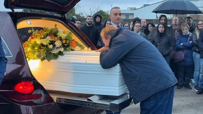 I palloncini, la banda e il rombo delle moto: l'addio al piccolo Elia
