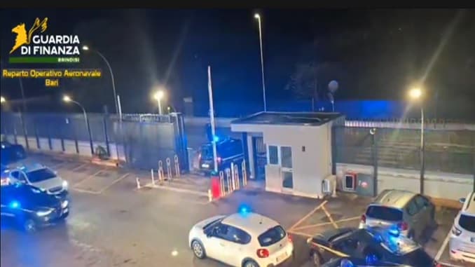 Blitz delle fiamme gialle nel nord Salento: arrestati sei topi d'appartamento