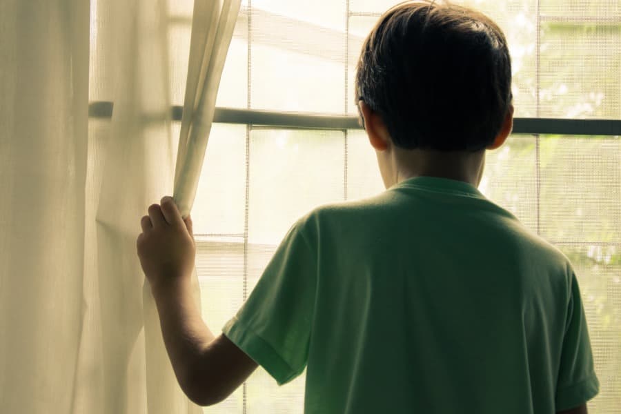 Bimbi lasciati in casa per ore per andare a fare shopping: genitori a processo