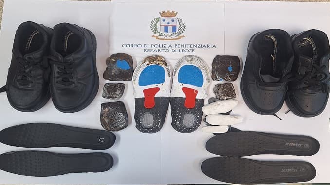 Nasconde droga all'interno delle scarpe e le scambia col padre detenuto: arrestato