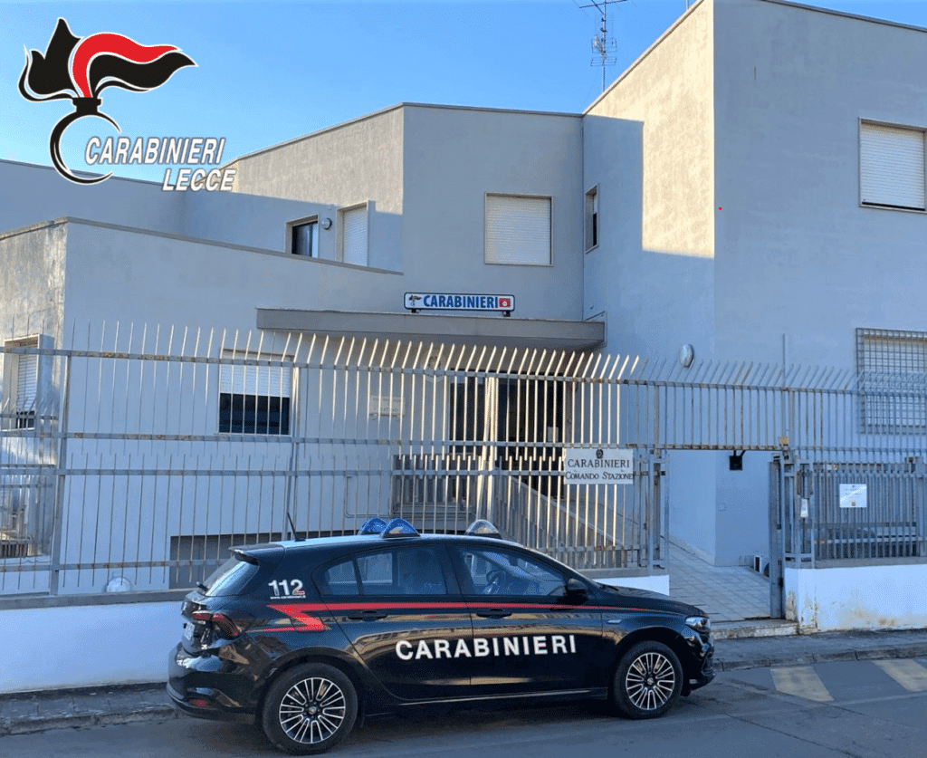 Maltratta familiari, lancia una bombola di gas dalle scale e fugge sui tetti: arrestato