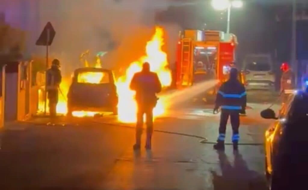 Racale, auto in fiamme nella notte: indagano i carabinieri