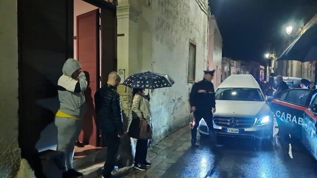 Donna rinvenuta cadavere in mare, il figlio di 9 anni trovato morto in casa