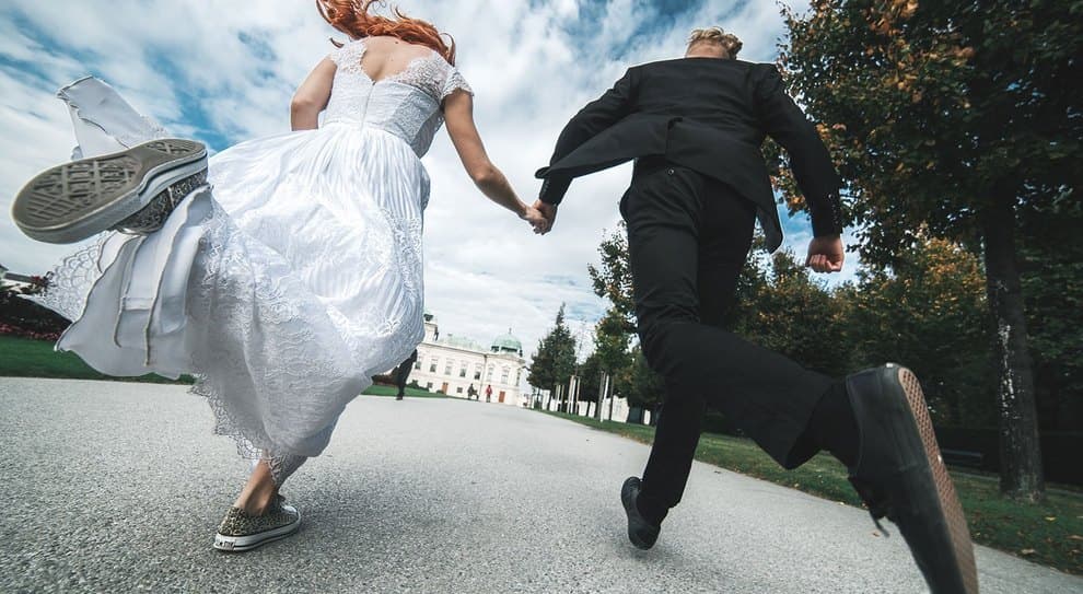 “Pagano” il banchetto nuziale con due assegni falsi: indagati novelli sposi