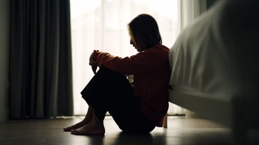 Violentata da un amico di famiglia a 12 anni, voleva uccidersi: 32enne a rischio processo