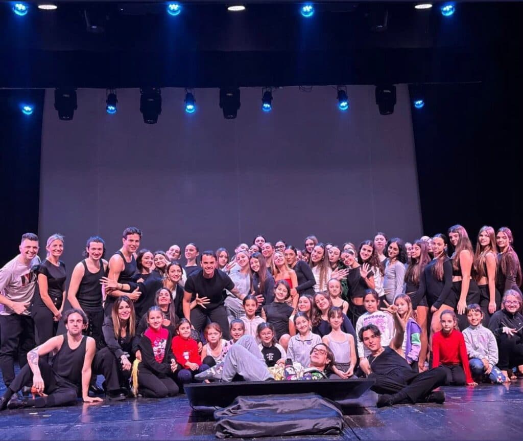 Sei giovani ballerine salentine nello spettacolo "Incanto" di Valerio Scanu