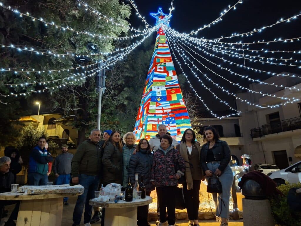 Un Albero di Natale che unisce il mondo: la magia di Piazza Libertà a Taurisano