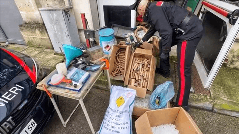Smantellato laboratorio clandestino per la fabbricazione di esplosivi: arrestato 55enne