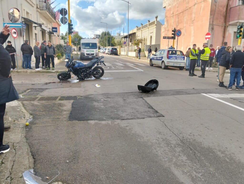 Collepasso, scontro auto-moto all'incrocio. Motociclista finisce in ospedale