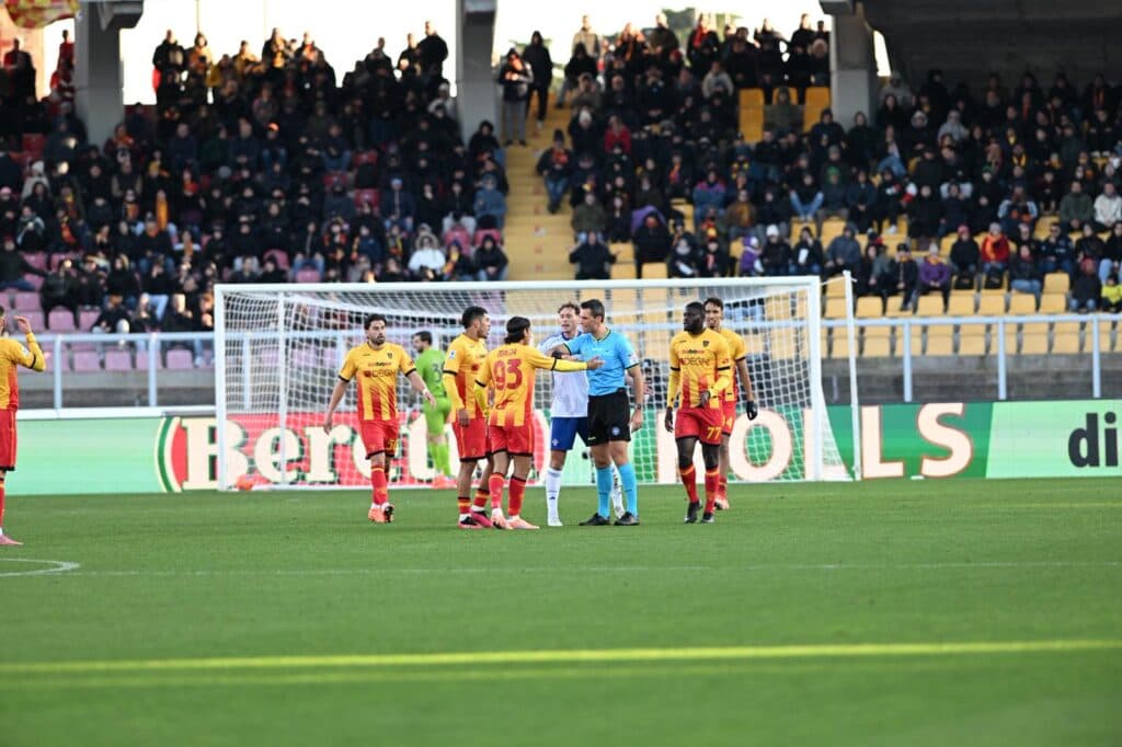 Tris Como a Lecce, con timbro di Marchetti e VAR