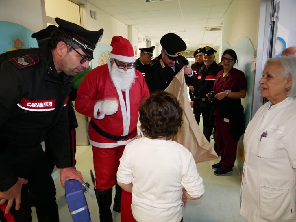 Natale di solidarietà: Carabinieri in corsia per i piccoli pazienti