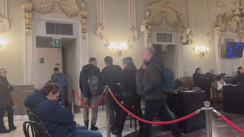 Il nuovo Piano sosta passa in Commissione, l'opposizione abbandona l'aula