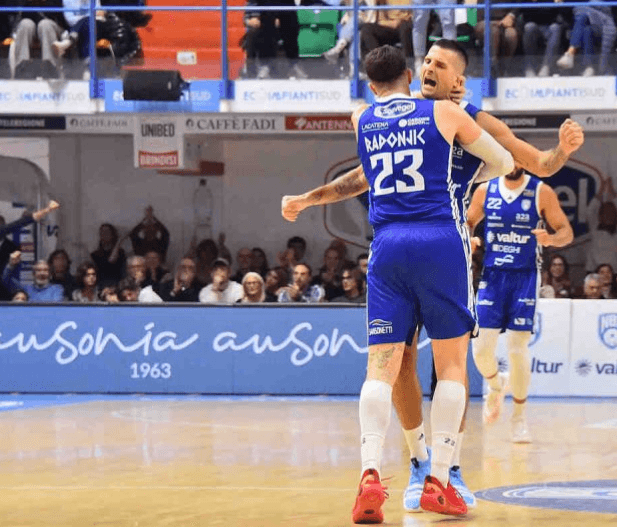 Basket, grande rimonta di Valtur Brindisi che batte Pistoia