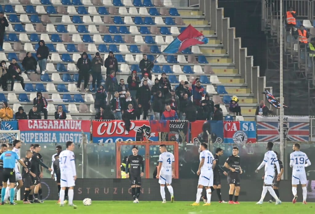 Il Casarano cade a Crotone: 2-0 finale allo "Scida"
