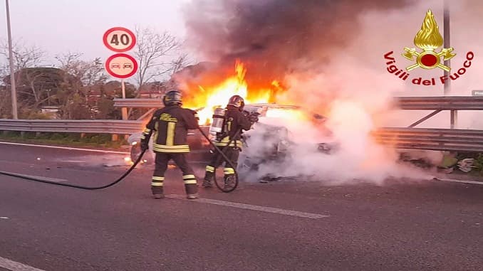 Auto prende fuoco sullla Tangenziale Ovest: illeso il conducente di 38 anni