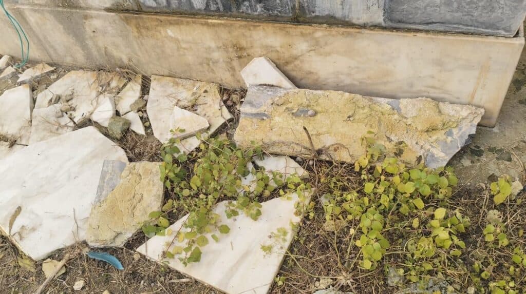 Cimitero monumentale: i segni del tempo su loculi, lapidi e pietre tombali