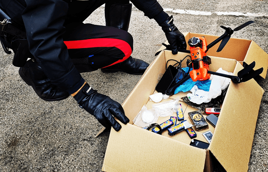 Carabinieri intercettano drone carico di droga e cellulari diretto al carcere di Borgo San Nicola