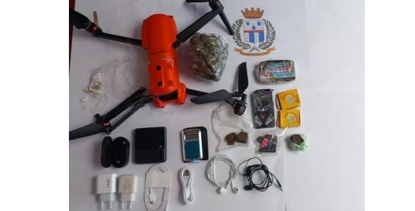 Bloccato drone diretto nel carcere: a "bordo" smartphone e droga