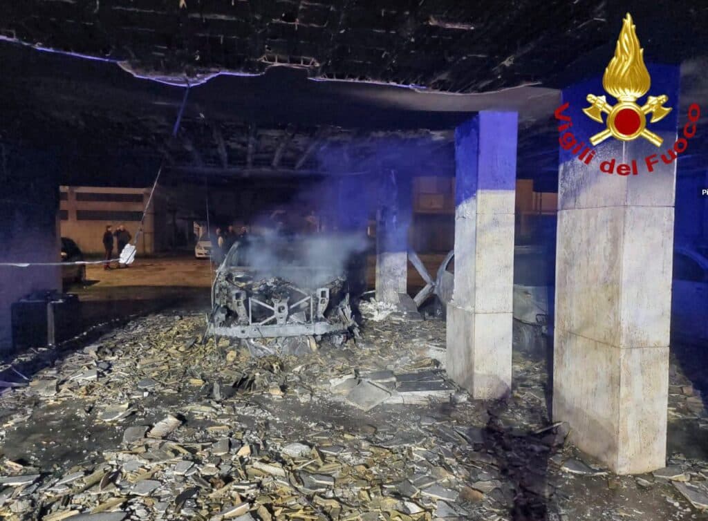 Due distinti incendi distruggono sei veicoli. Danneggiati due appartamenti