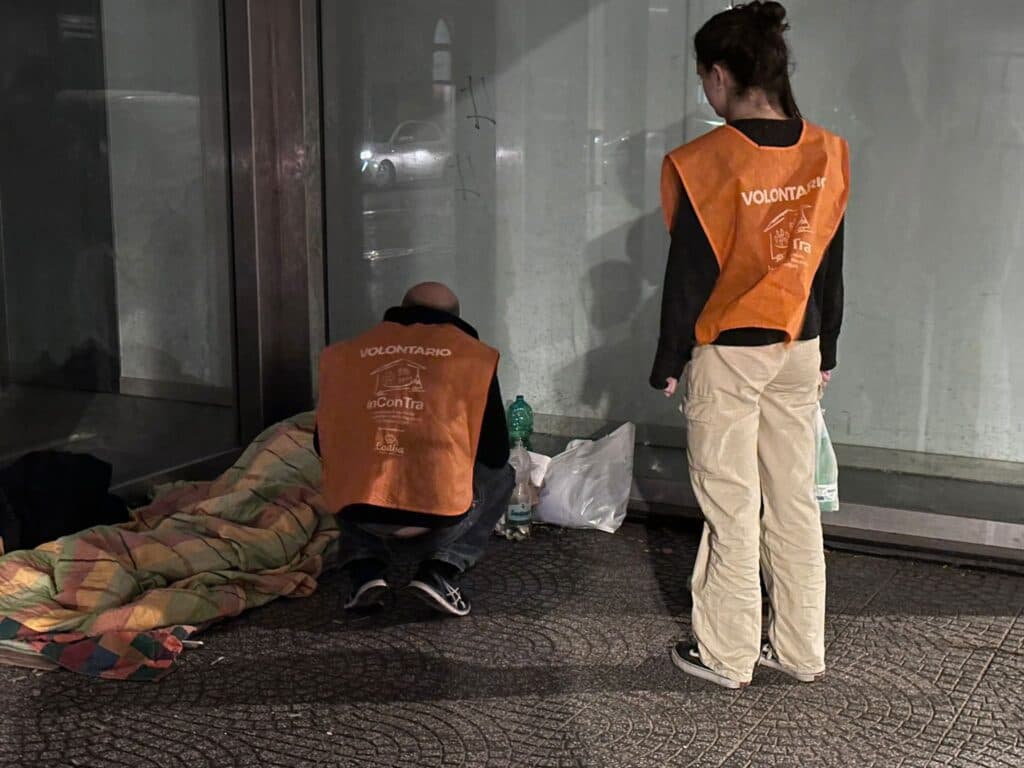 Bari: senzatetto picchiato da banda giovani, prognosi di 20 giorni