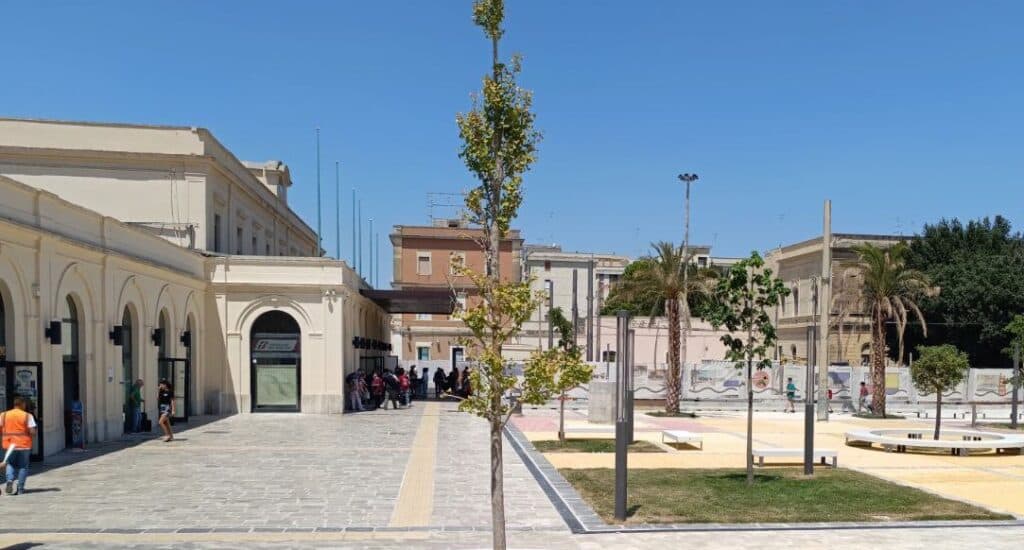 Sosta selvaggia nel piazzale Stazione, attivate le telecamere in viale Oronzo Quarta