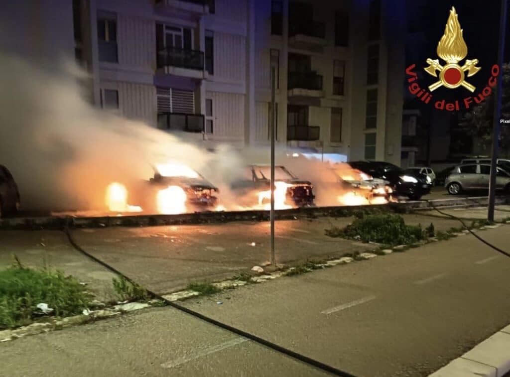 Incendio notturno a Lecce: quattro auto distrutte, indagini in corso