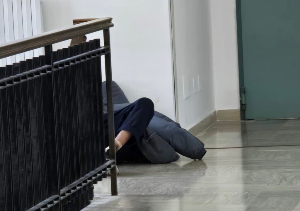Galatina, senzatetto in sala d’attesa dell’ospedale tra degrado e allarme igienico-sanitario