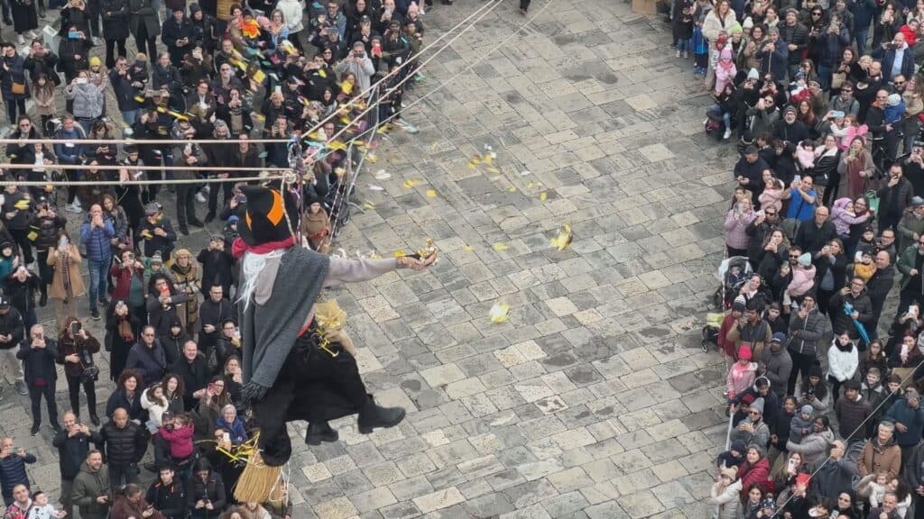 La befana scende dal cielo, la magia in piazza Sant'Oronzo