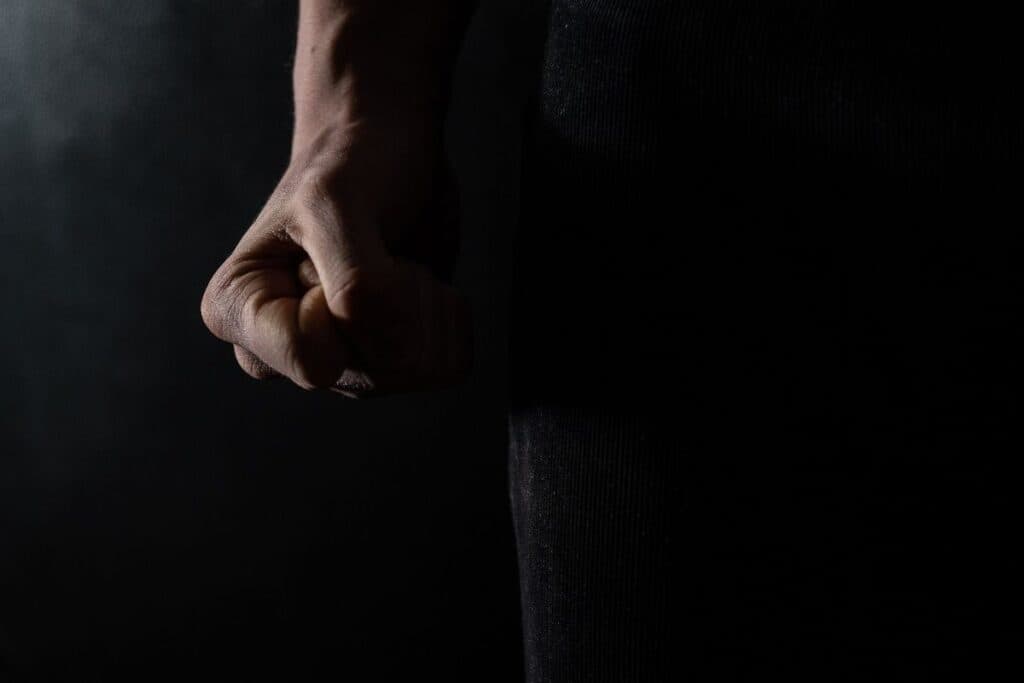 Picchia moglie e figlia, poi si scaglia sui carabinieri: arrestato