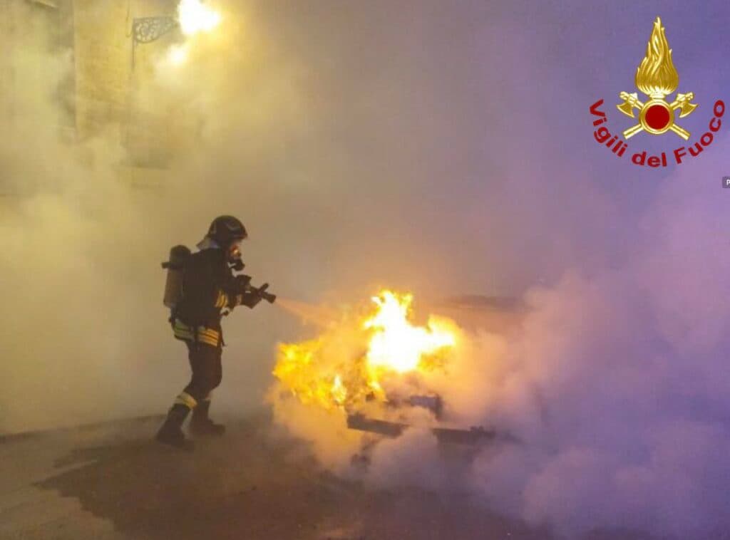 Quattro auto in fiamme in una sola notte, una era rubata