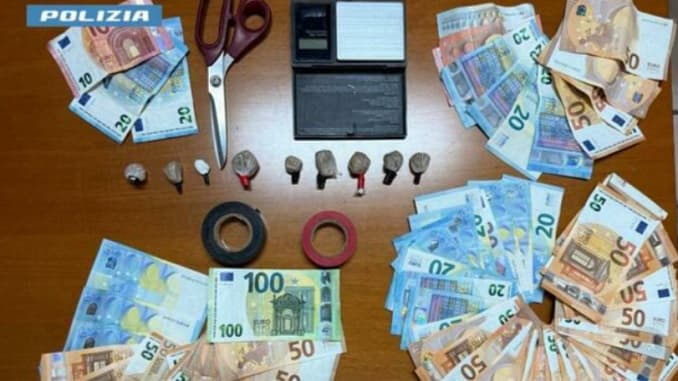 Spacciavano droga nella propria abitazione: arrestati due conviventi