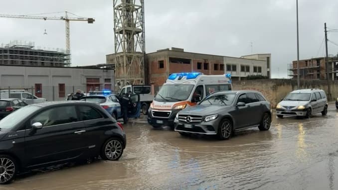 "Ditele che l'amo" e tenta il suicidio accoltellandosi: salvato