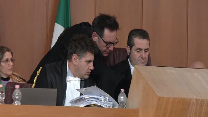 Uccise la moglie a coltellate, salta la sua deposizione. I primi effetti delle carceri piene
