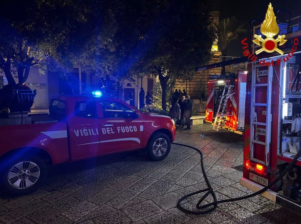 Incendio in un pub di piazza Libertà a Campi Salentina