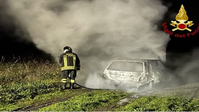 Incendiate auto a Copertino e Cutrofiano: indagano i carabinieri