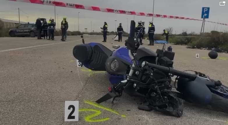 Prova una moto sulla complanare, poi lo schianto fatale: morti due ragazzi