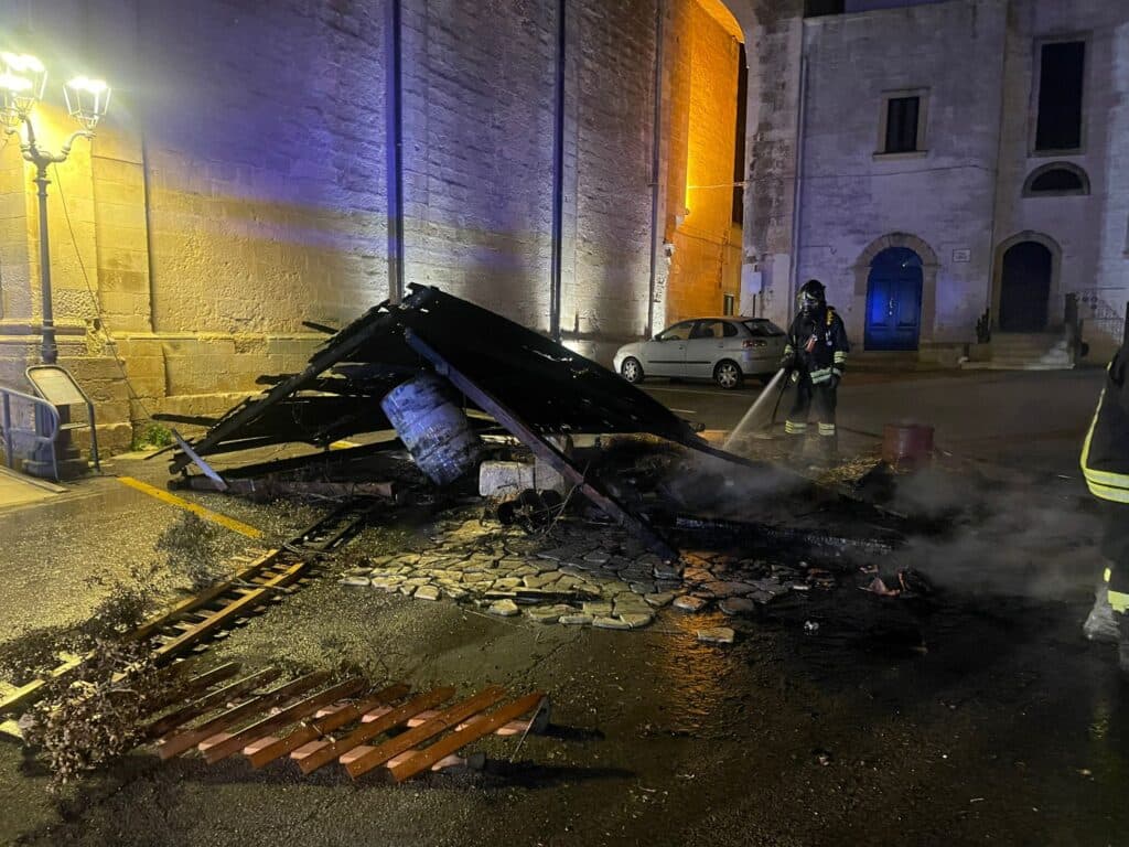 Botti, 22enne perde due falangette. A Palmariggi presepe distrutto, a Gallipoli incendiato un altro "pupo"