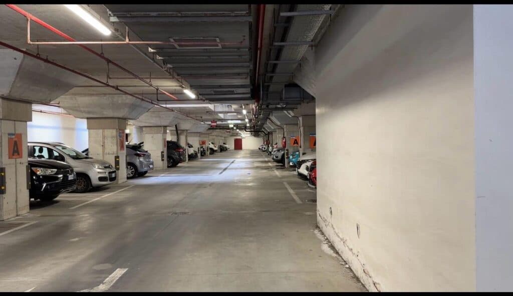 Liquami nel parcheggio del Dea, allarme rientrato: ripulito un pozzetto otturato dai rifiuti